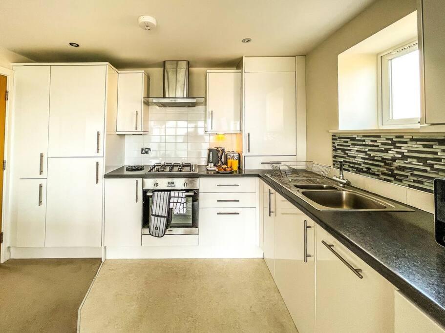 Soho Beach Apartment With Fabulous Sea View And 2 Minutes To The Beach With Free Parking And Netflix Bournemouth Dış mekan fotoğraf