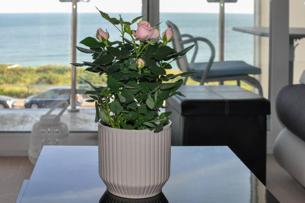 Soho Beach Apartment With Fabulous Sea View And 2 Minutes To The Beach With Free Parking And Netflix Bournemouth Dış mekan fotoğraf