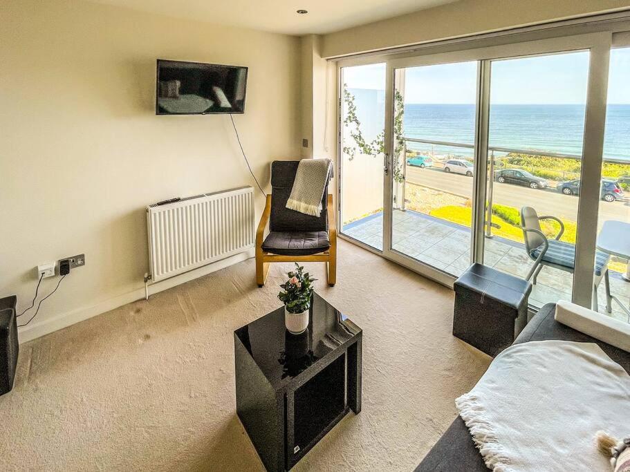 Soho Beach Apartment With Fabulous Sea View And 2 Minutes To The Beach With Free Parking And Netflix Bournemouth Dış mekan fotoğraf